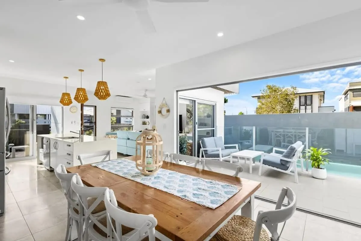 Villa Luxury Living With Heated Pool In Birtinya Kawana Waters
