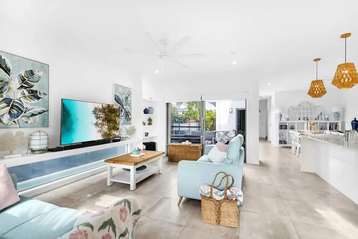 Villa Luxury Living With Heated Pool In Birtinya Kawana Waters 0*,  Australia