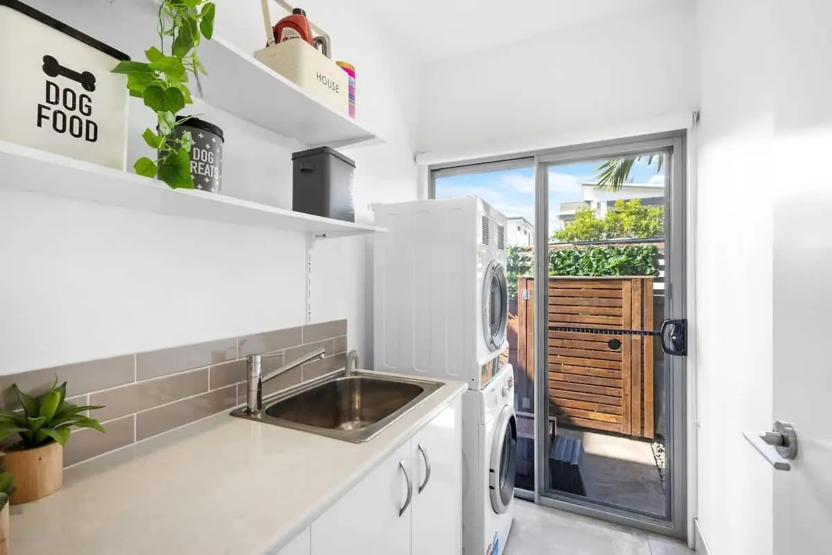Villa Luxury Living With Heated Pool In Birtinya Kawana Waters