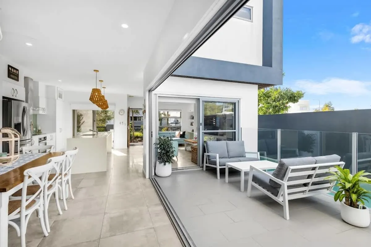 Villa Luxury Living With Heated Pool In Birtinya Kawana Waters