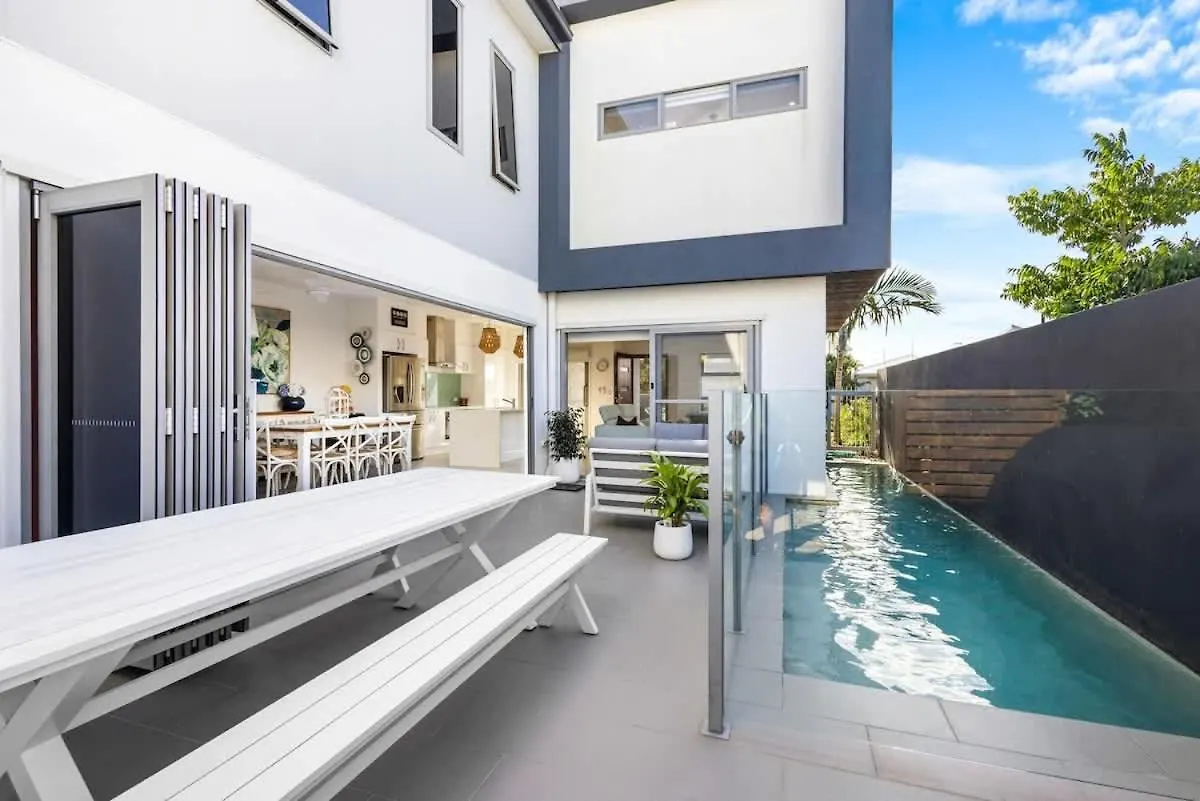 Villa Luxury Living With Heated Pool In Birtinya Kawana Waters Australia